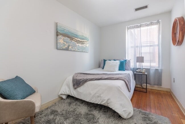 Building Photo - 111 Gainsborough St