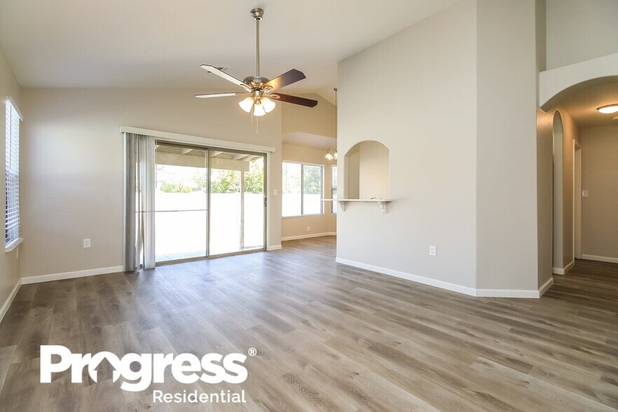 Building Photo - 341 N Fresno St