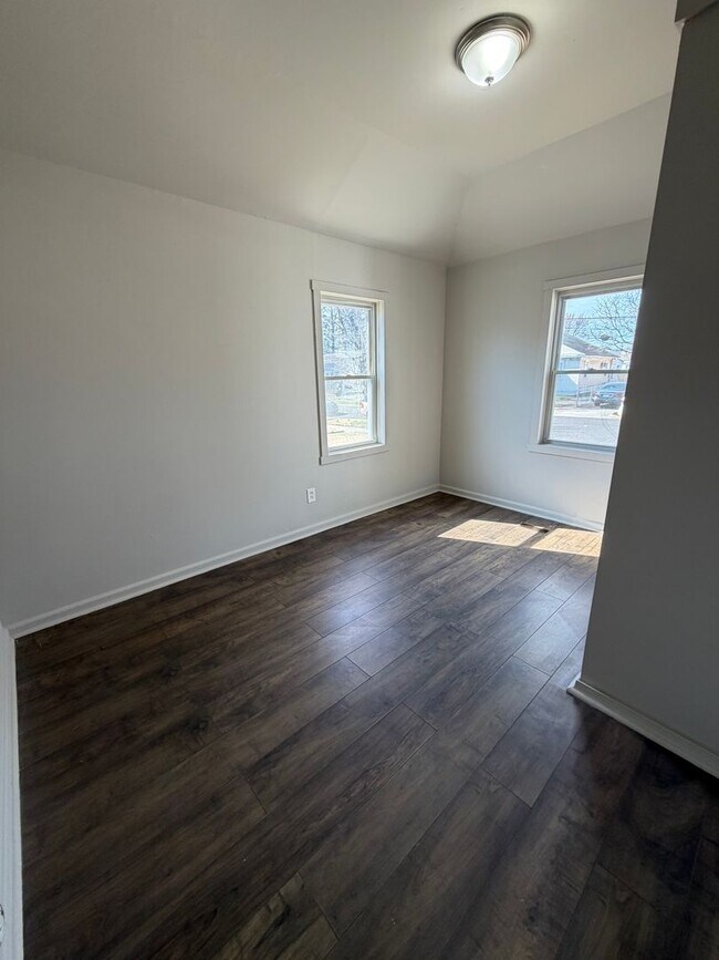 Building Photo - Bristol Borough-Three Bedroom Home Available Mid February