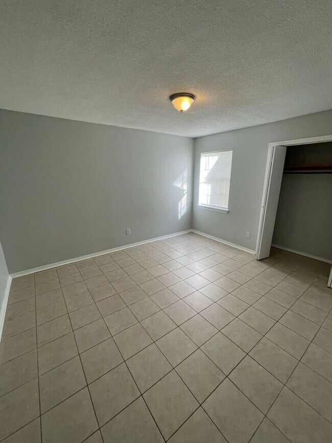 Building Photo - Just Plain Good Living!