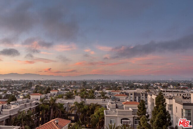 Building Photo - 13700 Marina Pointe Dr