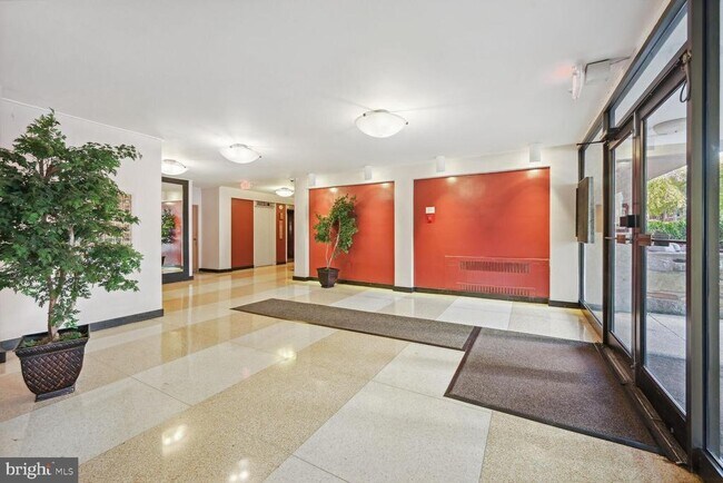 Building Photo - 522 21st St NW
