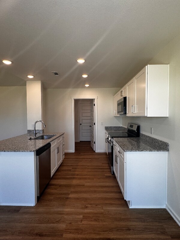 Building Photo - 935 N Labrador Ave