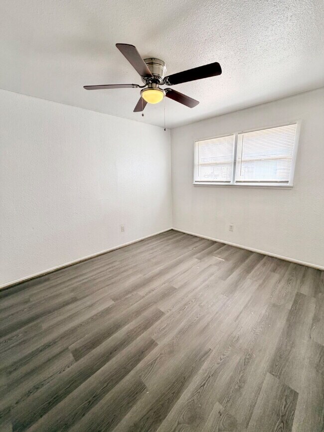 Building Photo - "Charming 2-Bed Oasis in Lubbock: Cozy Comfort at 529 42nd Street!"