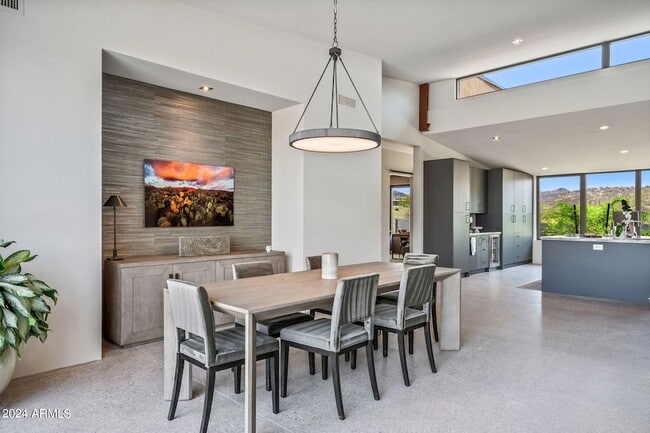 Building Photo - 15212 N Sandy Blf Rd