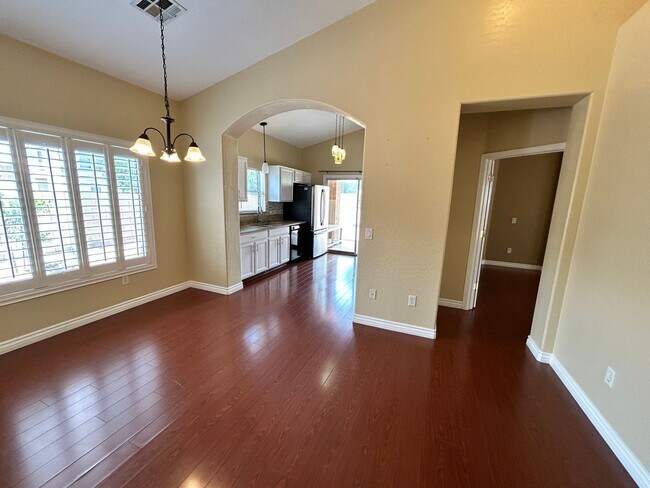 Building Photo - 3 Bed / 2 Bath with No Carpet & Split Floo...