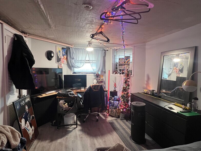 Building Photo - 1620 W Thome Ave