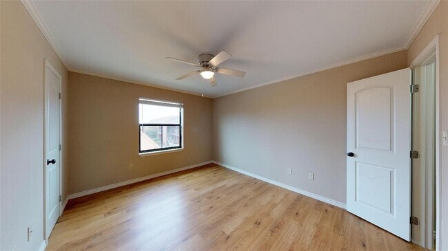 Building Photo - 904 University Oaks Blvd