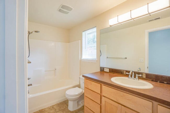 Building Photo - THREE BEDROOM WITH FENCED YARD