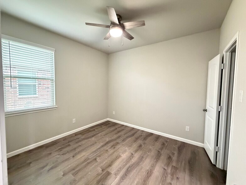 Building Photo - 6118 Yesenia St