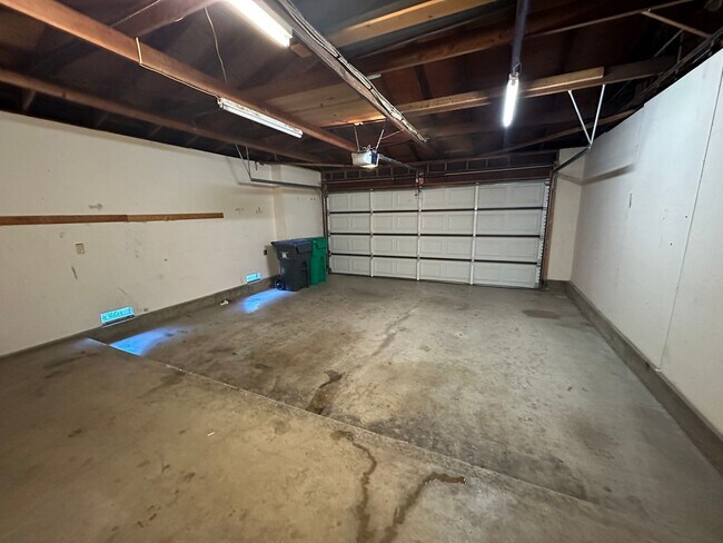 Building Photo - Lovely 3 Bedroom Townhome!