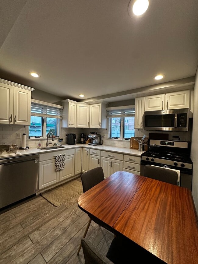 Building Photo - Spacious 3 Bed | 2 Bath in Prime Somerville Location with 2 parking!