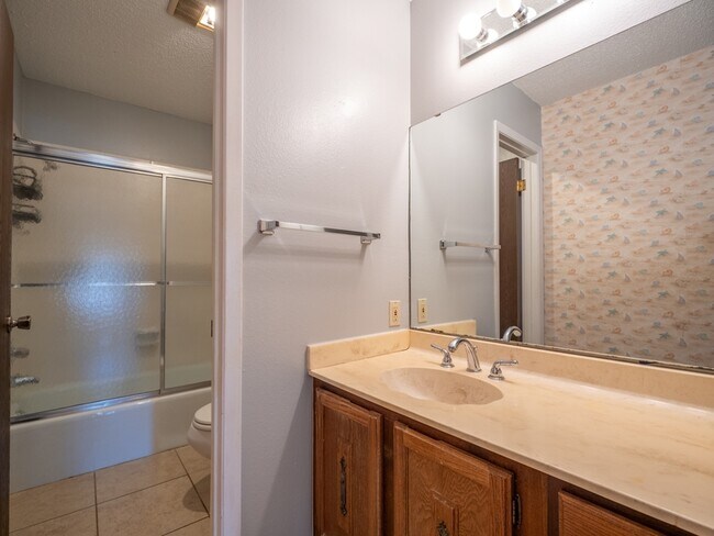 Building Photo - 1209 Hi Stirrup