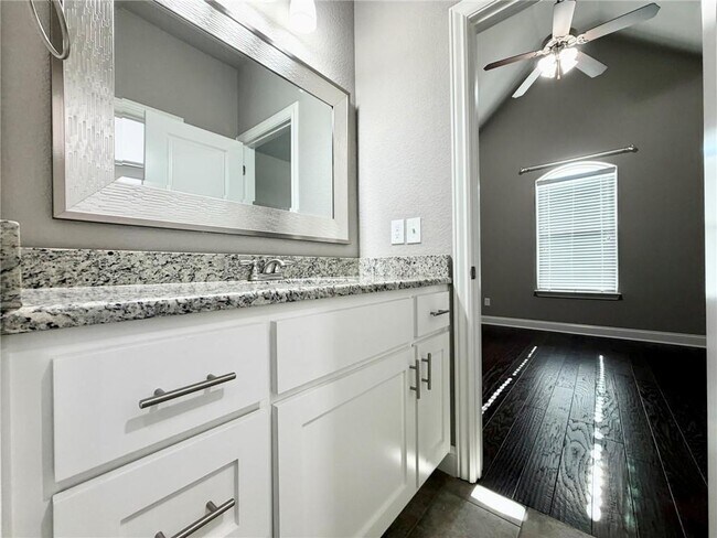 Building Photo - 1309 W Gum St