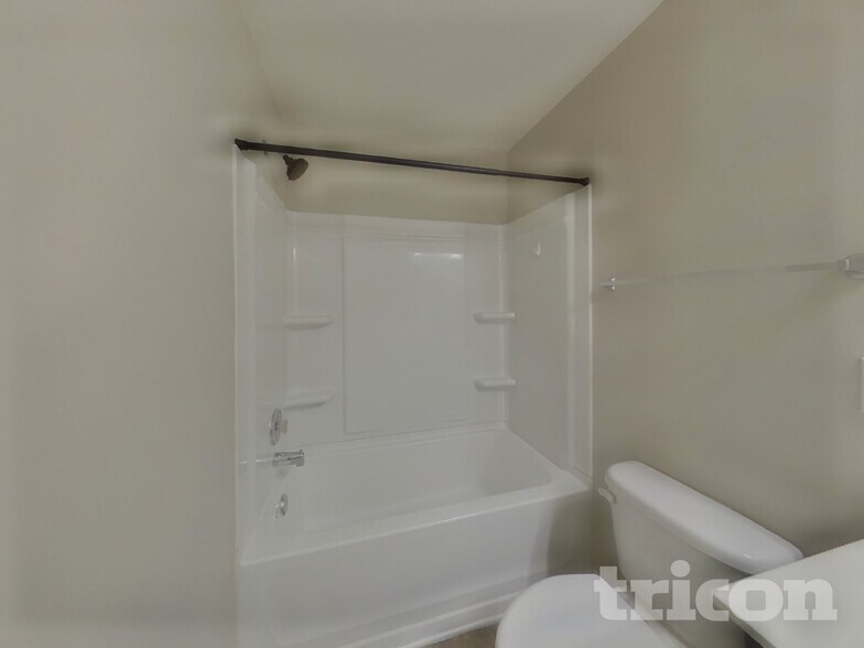 Building Photo - 228 Elmhaven Dr