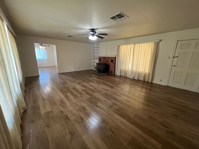 Building Photo - 3 bedroom 1 bath home in Red Bluff