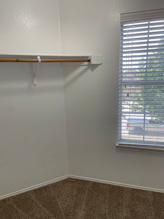 Building Photo - Available Now! Spacious & Well-Maintained ...