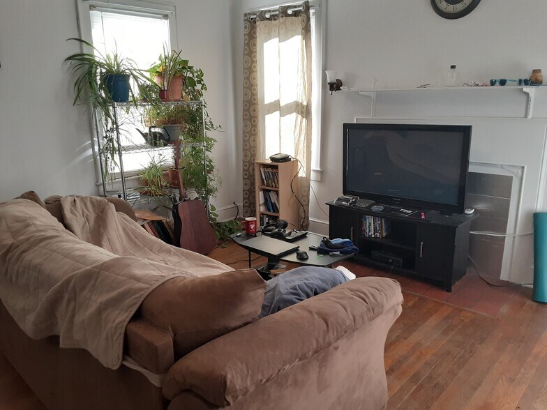 Building Photo - 444 Roanoke St E