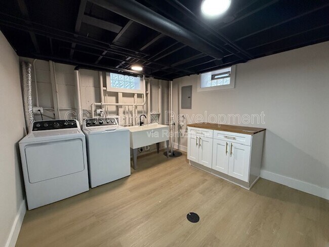 Building Photo - 465 Alexander Blvd