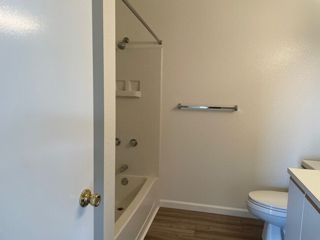 Building Photo - Bello, Erik