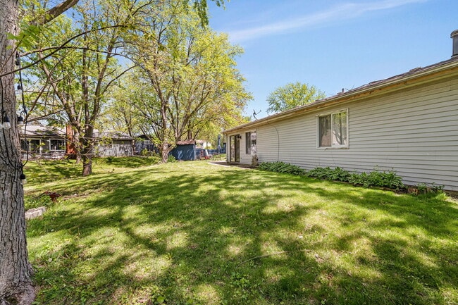 Building Photo - 24W500 Seabrook Ct