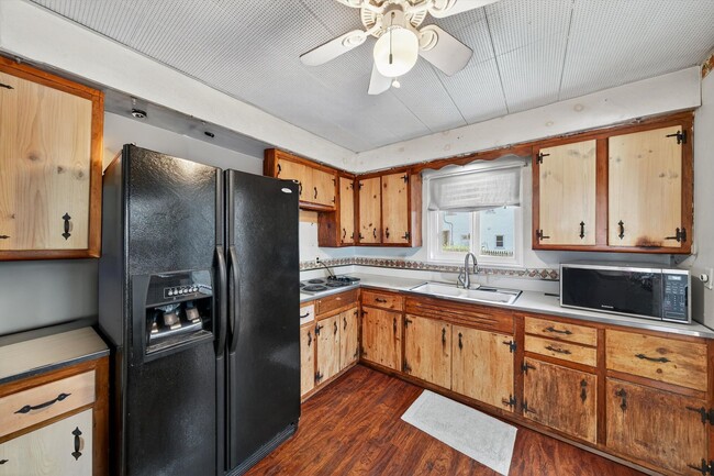 Building Photo - Spacious 4 BR/2BA home corner-lot in Warwi...
