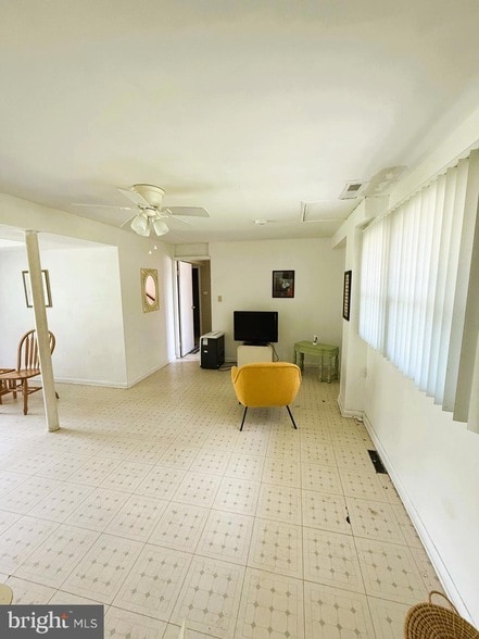 Building Photo - 13 Thomas Dr