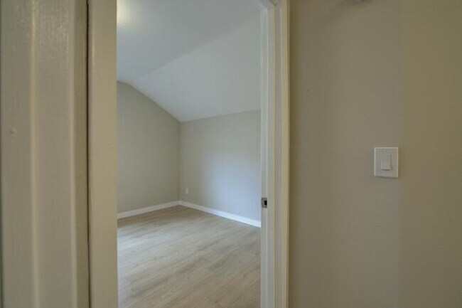 Building Photo - 5 bedroom in Seattle WA 98105