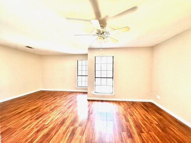 Building Photo - 200 Martingale