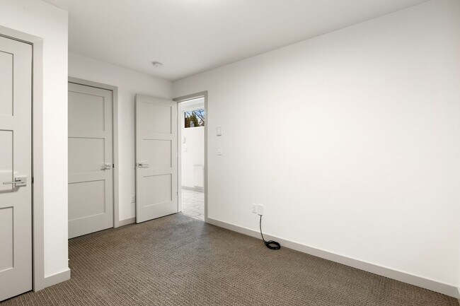 Building Photo - Modern 3-Bedroom Townhome with Rooftop Deck in NE Seattle