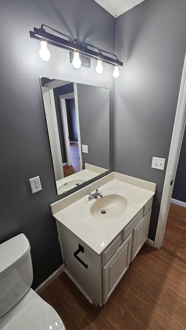 Building Photo - 10991 Oak Grv Cir