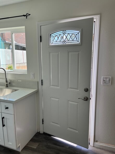 Building Photo - 3457 S Cloverdale Ave