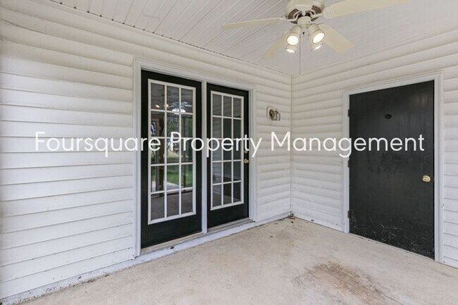 Building Photo - Townhome | Screened Back Porch | Back Pati...