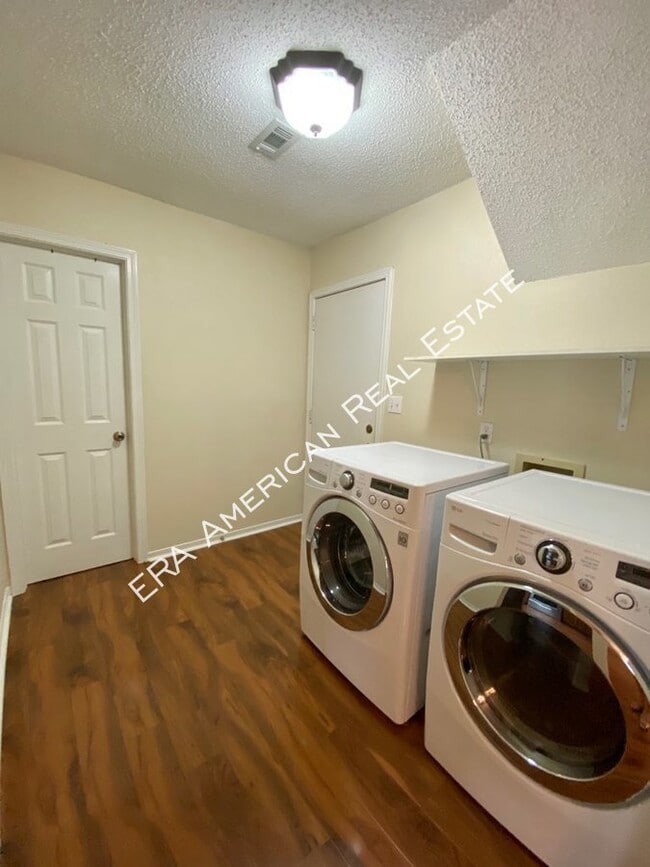 Building Photo - 703 Valley Rd