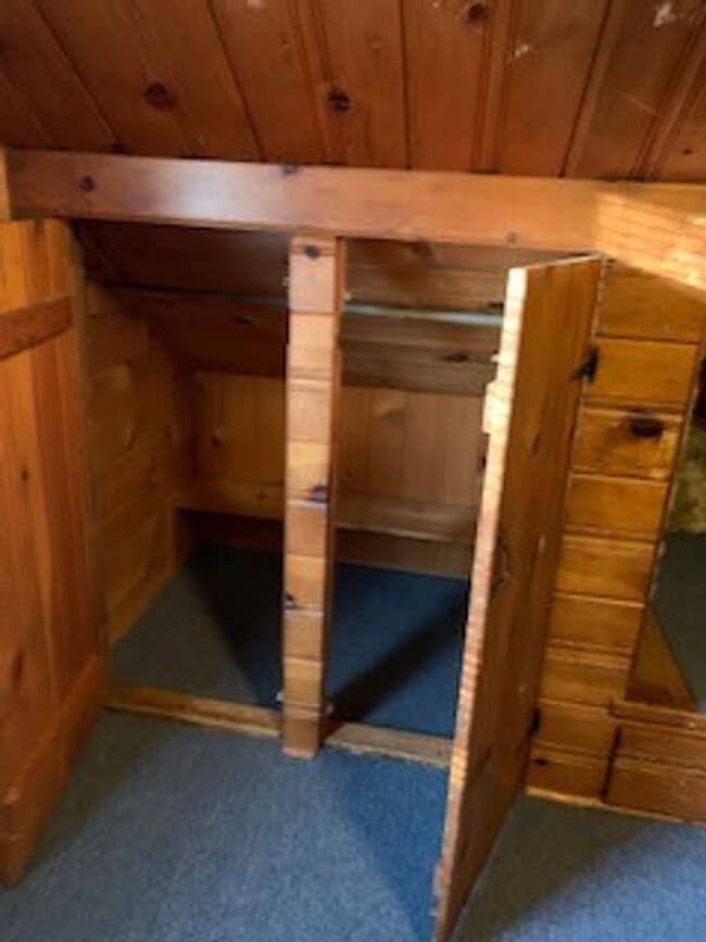 Building Photo - Large 3 BR 2 BA house w beautiful woodwork...