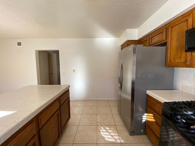 Building Photo - 3 Bed 2 Story Townhome in Tanglewood Community!