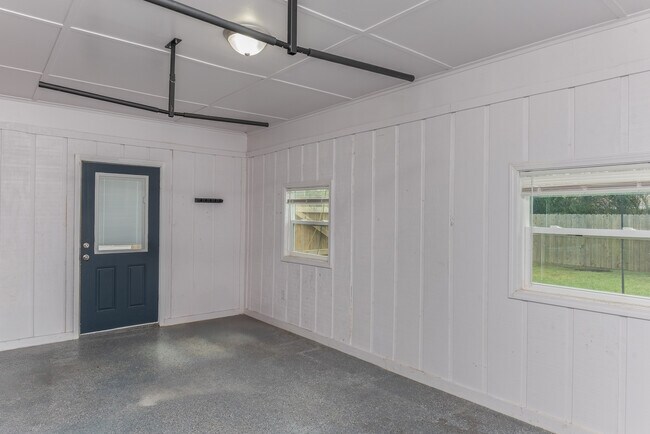 Building Photo - 3995 Tom Ln Dr