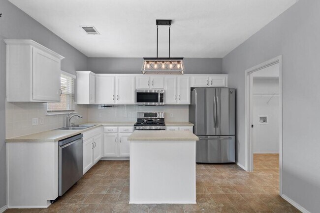 Building Photo - 2704 Greenlee Dr