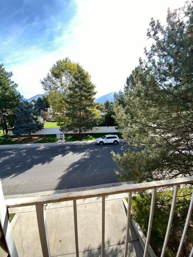 Building Photo - Updated 2 Bd 2 Ba Condo in Sandy