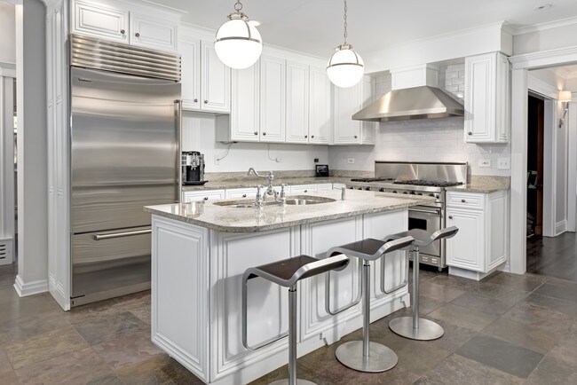 Building Photo - 755 Sheridan Rd