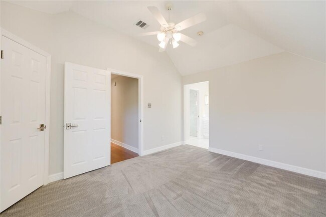 Building Photo - 12120 Carlsbad Dr