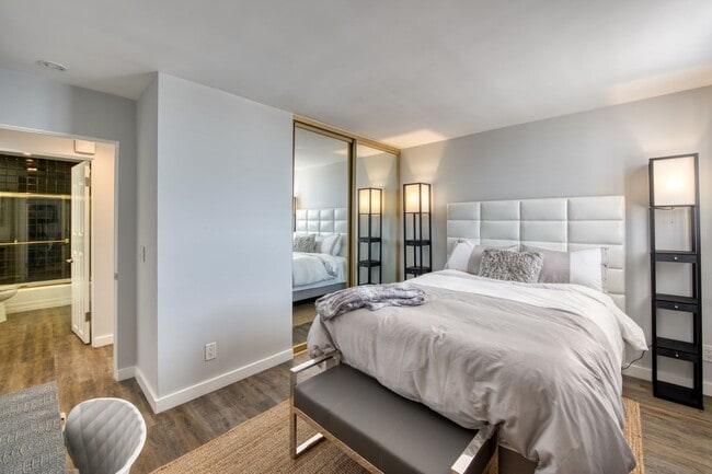 Building Photo - Get Ready for the Boat Parade! Gorgeous Home in Secured High-rise Building With Breathtaking Bay ...