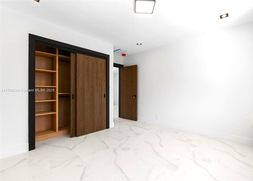 Building Photo - 5020 Hawkhurst Ave