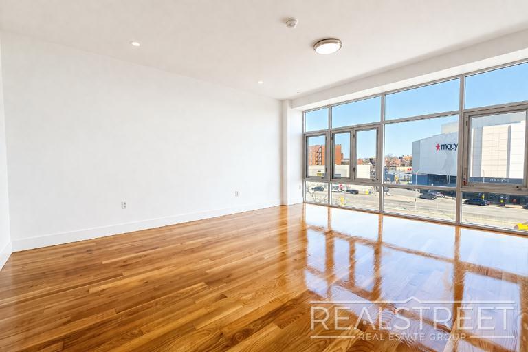 Building Photo - LUXURY 2.5 Bed  in Queens!