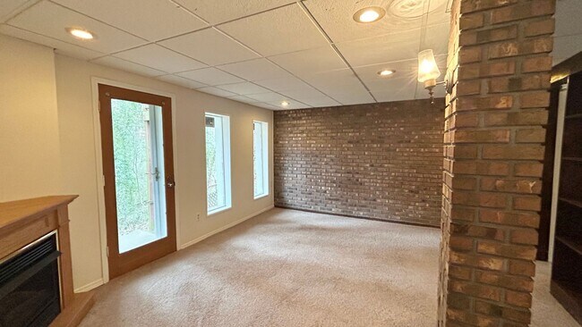 Building Photo - 1476 Lively Ridge Rd NE