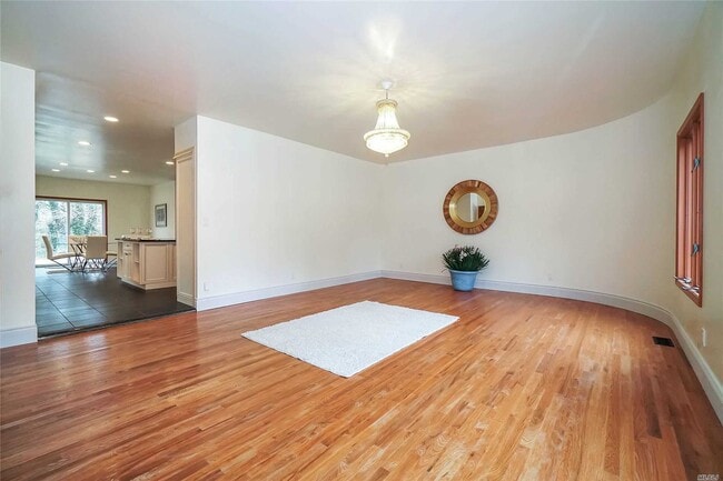 Building Photo - 242 Store Hill Rd