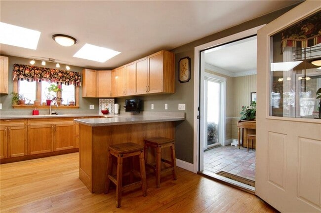 Building Photo - 253 Fairfax Dr