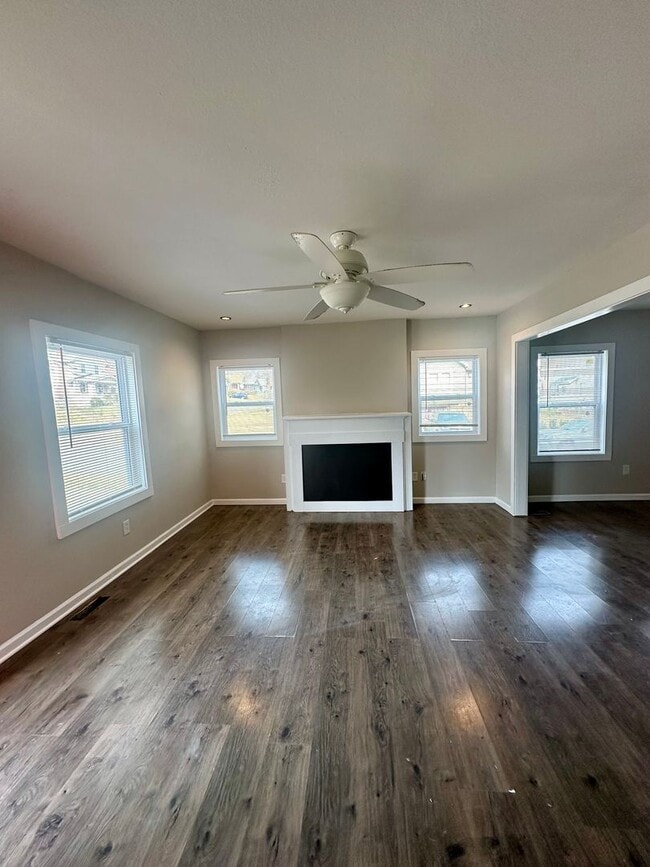 Building Photo - 4 Bedroom 2 Bath Home Ready For Move In to...
