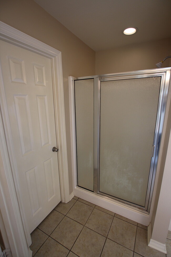 Building Photo - Stunning 3 Bedroom in Vineyard Estates Com...