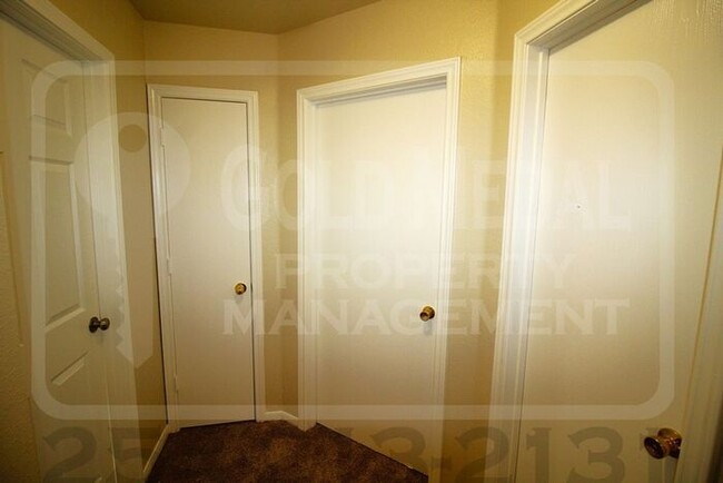 Building Photo - Discover comfort and convenience in this w...